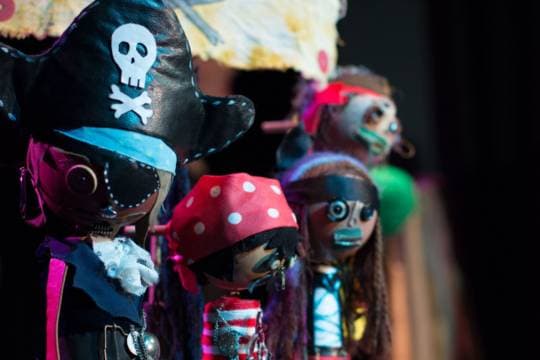 Lua entre hilos y piratas